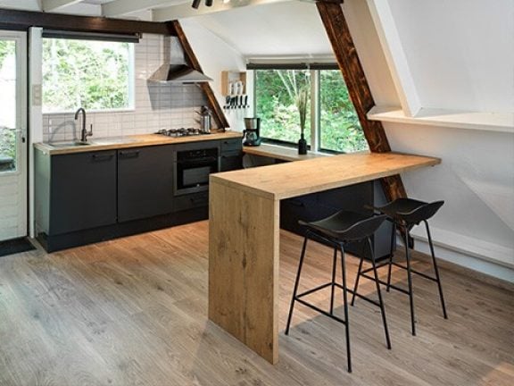 zwarte quizzi keuken vakantiehuisje