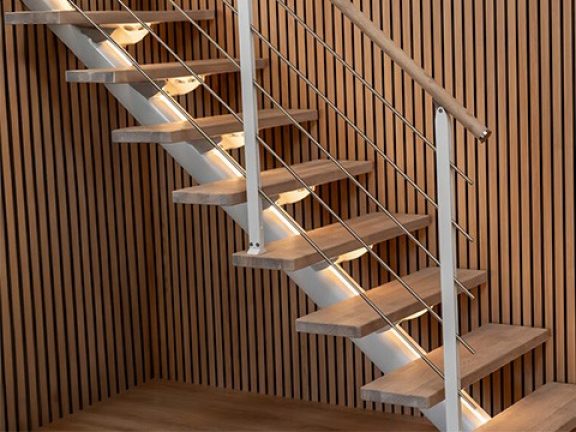 Trap met stalen en houten trapleuning