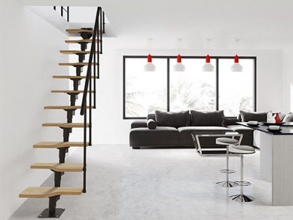 Houten trap met klassieke trapleuning