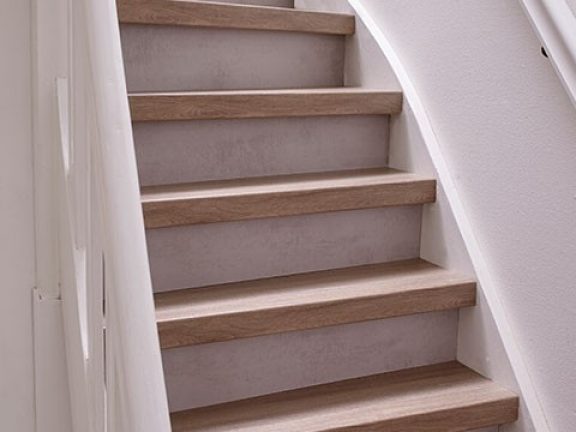Escalier couleur Burgos truffe et blanc
