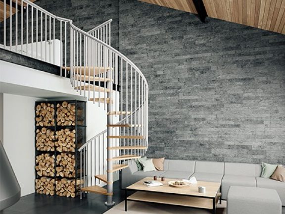 Escalier en bois avec main courante