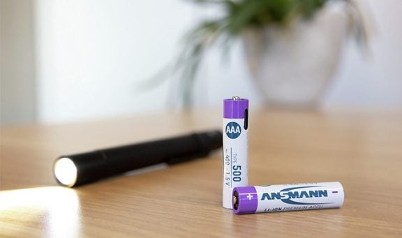 Batteries rechargeables Li-Ion USB-C Ansmann dans une lampe torche