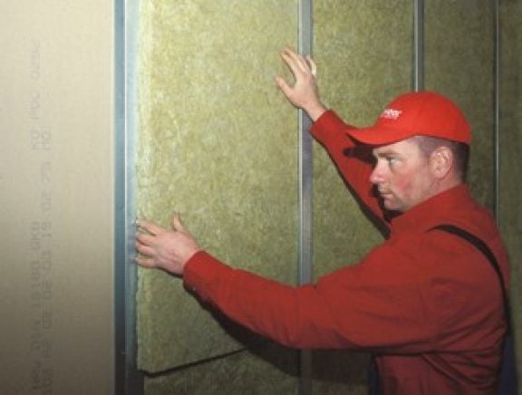 Fixation du panneau de construction