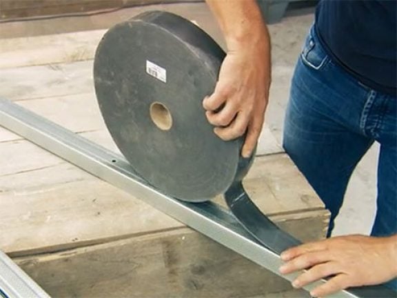 Kleef akoestische tape op de horizontale profielen