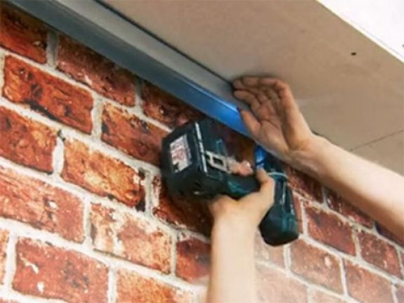 Horizontale UW-profielen aan het plafond monteren en de verticale profielen bevestigen