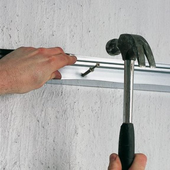 Fixez les profilés métalliques avec des chevilles à clouer ou des vis.