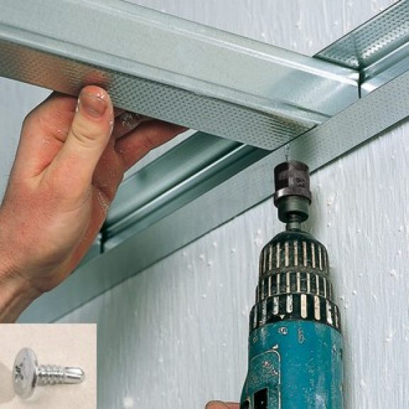 Fixer les profils horizontaux avec des vis teks