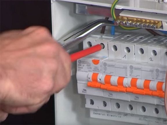 Sluit kringen aan op zekeringen