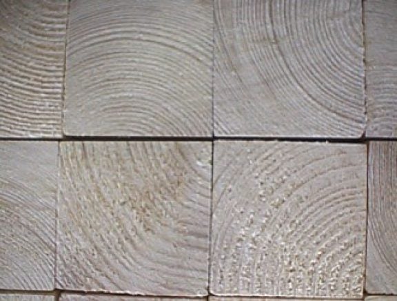 Houten stukken haaks op elkaar leggen