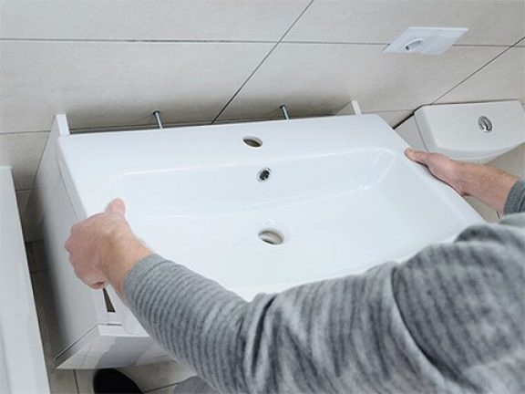 Installation d'un meuble de salle de bains