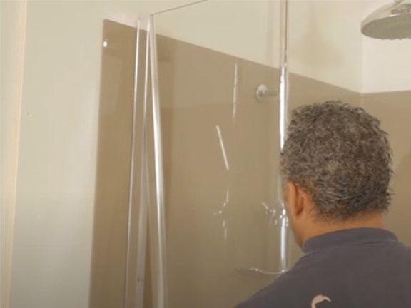 Bevestig de glazen wand in het muurprofiel