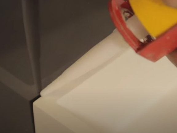 Sluit de waterafvoer aan en kit de randen af