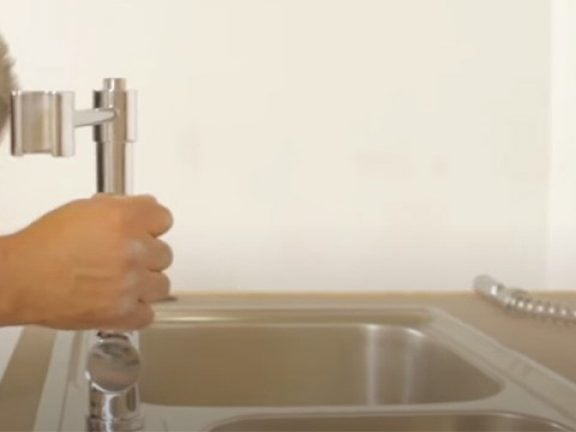 Placez le robinet sur le plan de travail et fixez l'ensemble