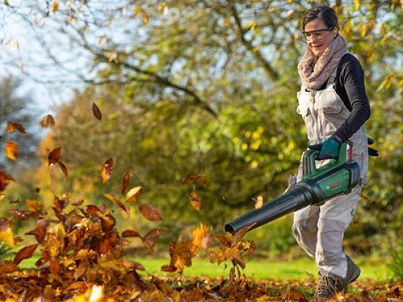 Bladeren verwijderen met bladblazer