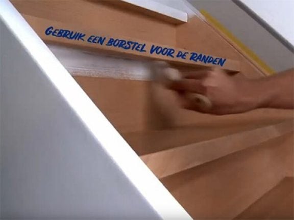 Gebruik een borstel voor de randen