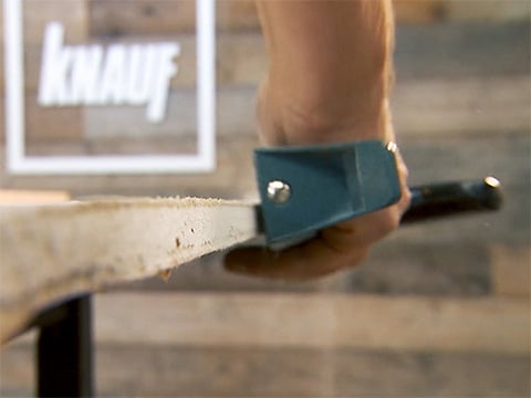 Finition avec une râpe main