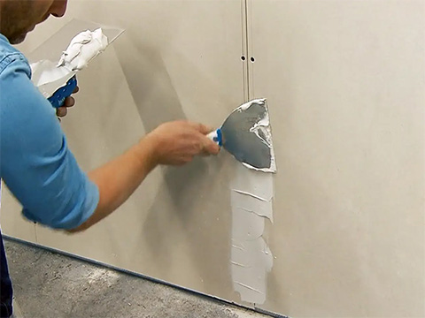 Appliquer une première couche de pâte de jointoiement