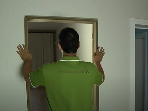 Fixation du vantail de porte sur le cadre de porte