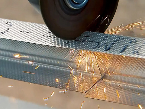 Couper les profilés métalliques sur mesure