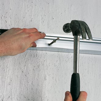 Fixez les profilés métalliques avec des chevilles à clouer ou des vis.