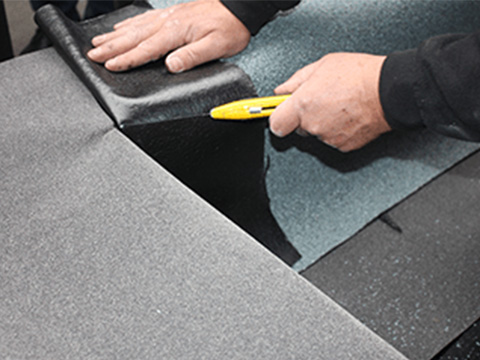 Placer les bordures de toit en diagonale avec du roofing