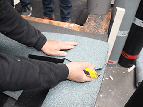 Finition des bordures de toit dans les coins