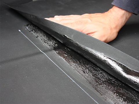 Rabattre la membrane et la presser