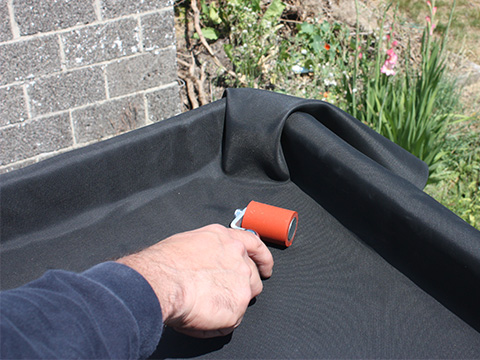 Plier la membrane dans les angles