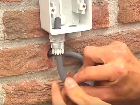 Tirer le câble électrique jusqu'au boîtier de prise