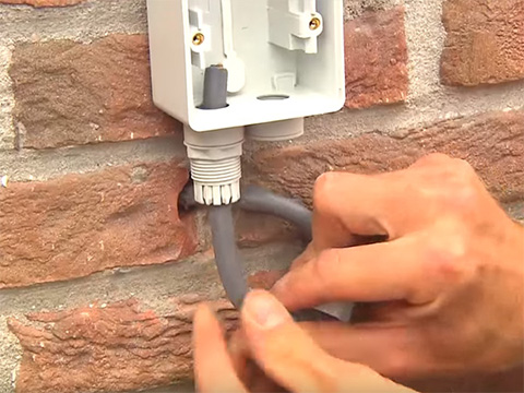 Tirer le câble électrique jusqu'au boîtier de prise