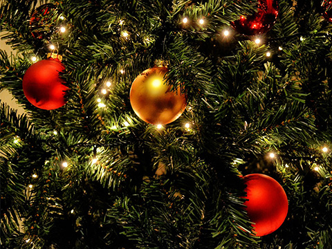 Décorer un sapin de Noël