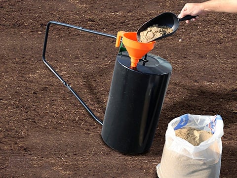 Tasser le sol du jardin avec un rouleau de jardin