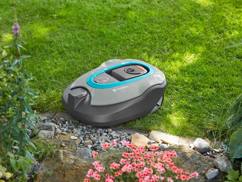La tondeuse robot Gardena tond avec précision