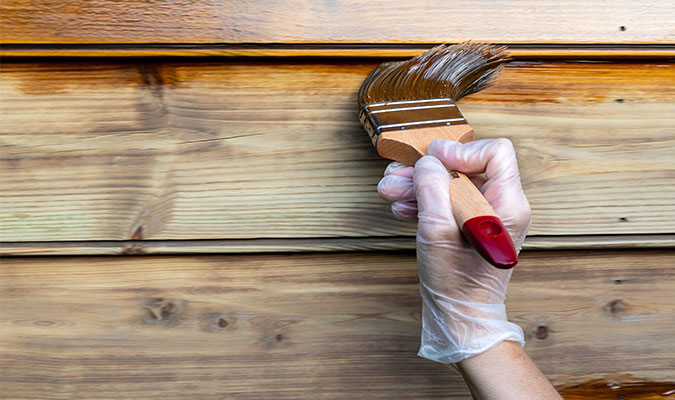 Appliquer une lasure sur l'abri de jardin