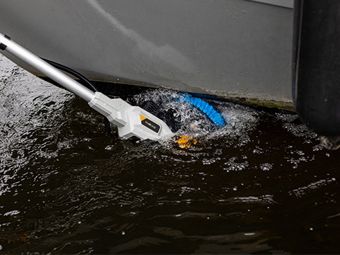 Nettoyage du bateau avec la Batavia Twinbrush