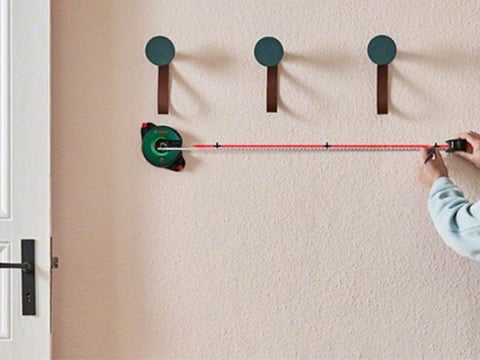 Fixation du laser ligne Bosch Atino sur du papier peint ou des surfaces rugueuses