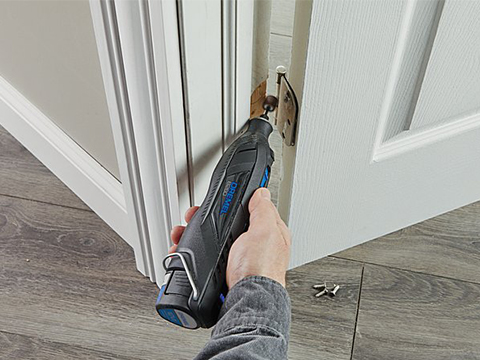 Le multitool 8260 de Dremel atteint les endroits difficiles.