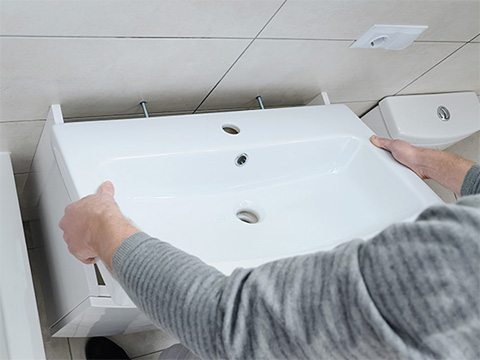 Installation d'un meuble de salle de bains