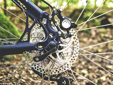Nettoyer la chaîne du vélo