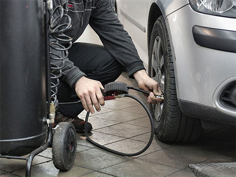 Mesure de la pression des pneus de voiture
