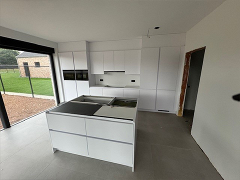 Moderne keuken met kookeiland