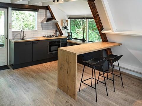 zwarte quizzi keuken vakantiehuisje