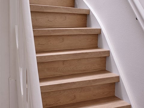 Escalier en chêne brun