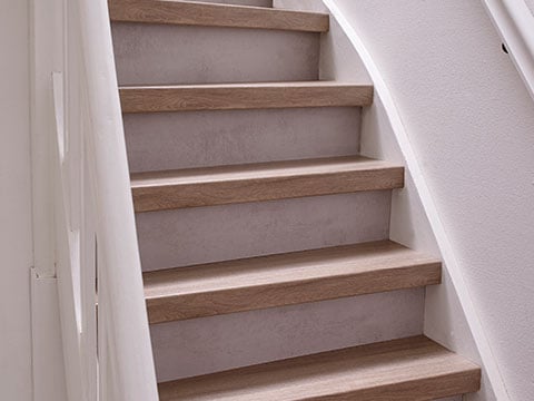 Escalier couleur Burgos truffe et blanc
