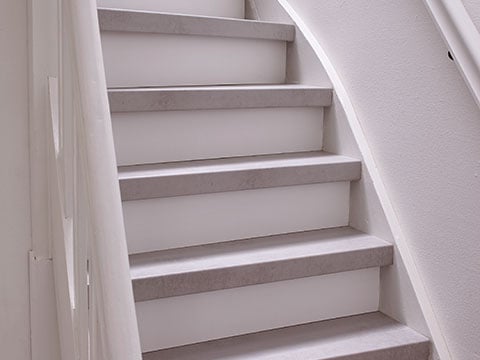 Escalier couleur Béton gris clair et blanc