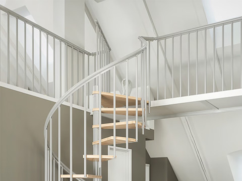 Trap met trapleuning en balustrade op maat