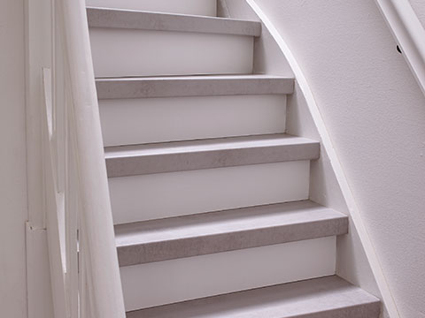 Trap beton lichtgrijs en wit