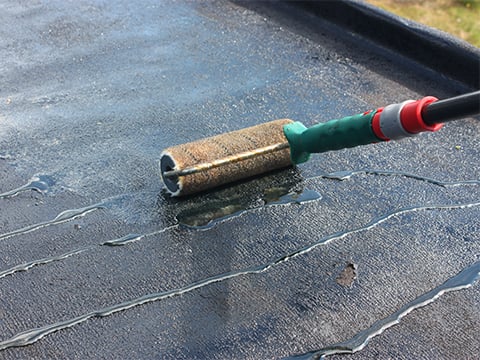 Akoestische tape aanbrengen op metalen profielen