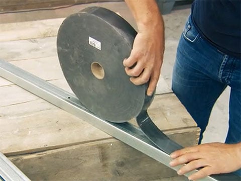 Kleef akoestische tape op de horizontale profielen