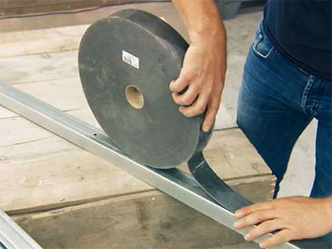Kleef akoestische tape op de horizontale profielen